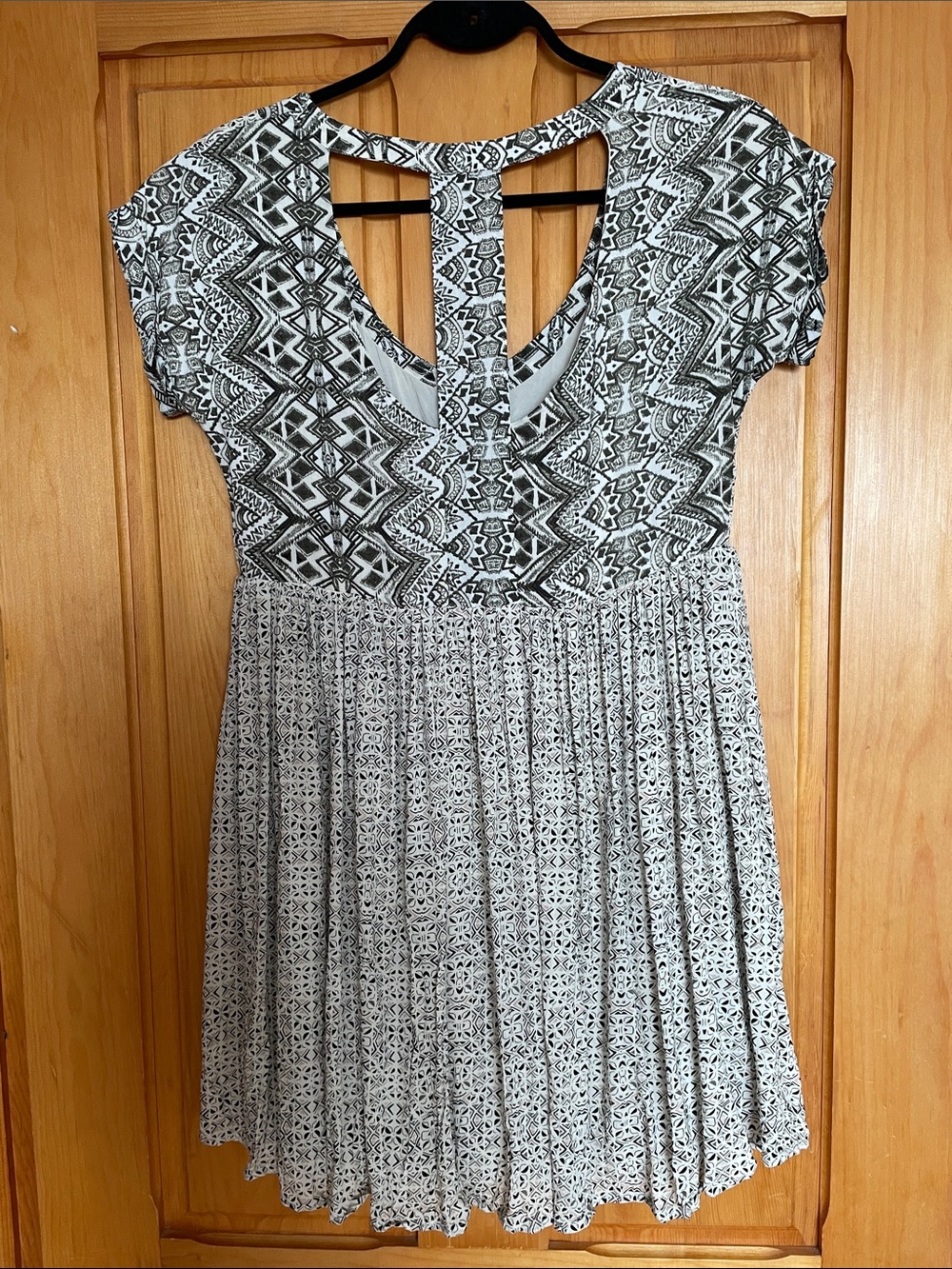 XS.   FREE PEOPLE  Black & White Printed Mini Dress with Strappy V-Back NWOT